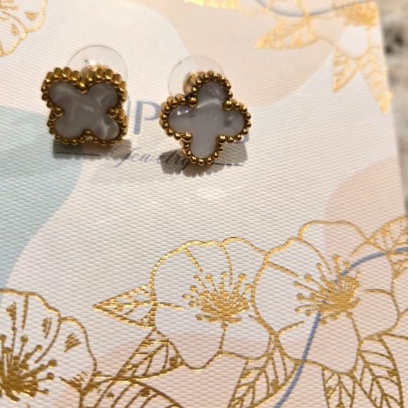 Clove 18kgp white iridescent earings - Picture 1 of 7